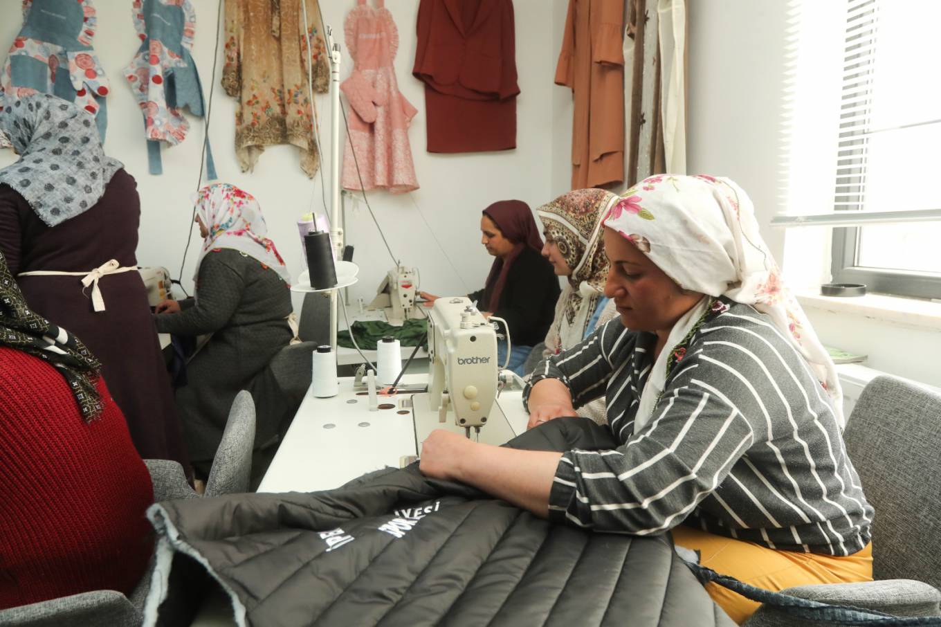 Van’ın İpekyolu Belediyesine ait tekstil atölyesinde üretim başladı