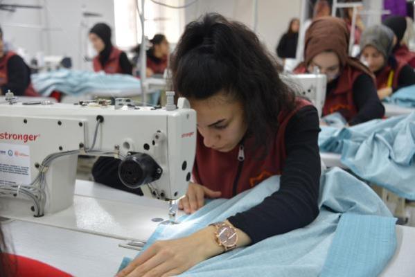 Erzurum’da kurulan tekstil atölyesinde eğitim gören öğrenciler, tekstil sektöründe iş sahibi olacak