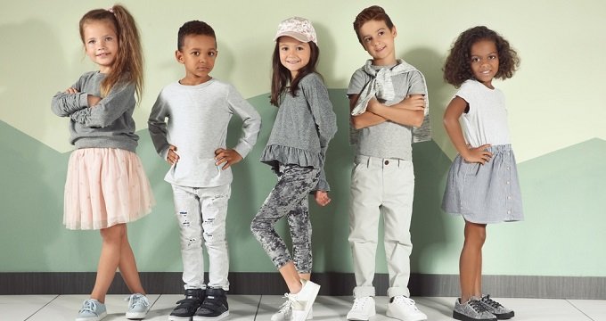 Çocuk giysilerinde desenlerin hakimiyeti ön planda yer alıyor